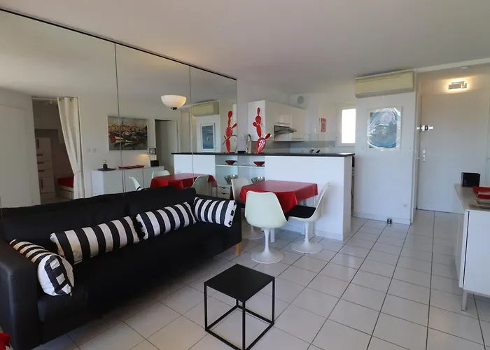 Superbe T2 Avec Terrasse Et Climatisation Face A La - Fr-1-472a-309 公寓 *